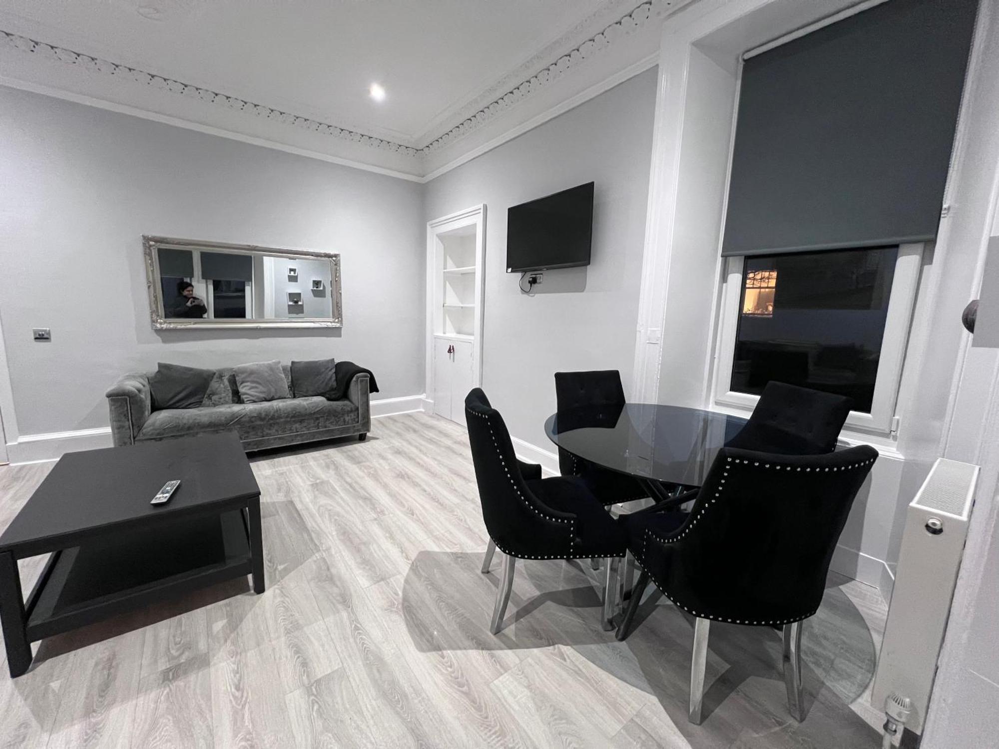 Lovely 4 Bedroom 2Nd Floor Walk Up Apartment เอดินบะระ ภายนอก รูปภาพ