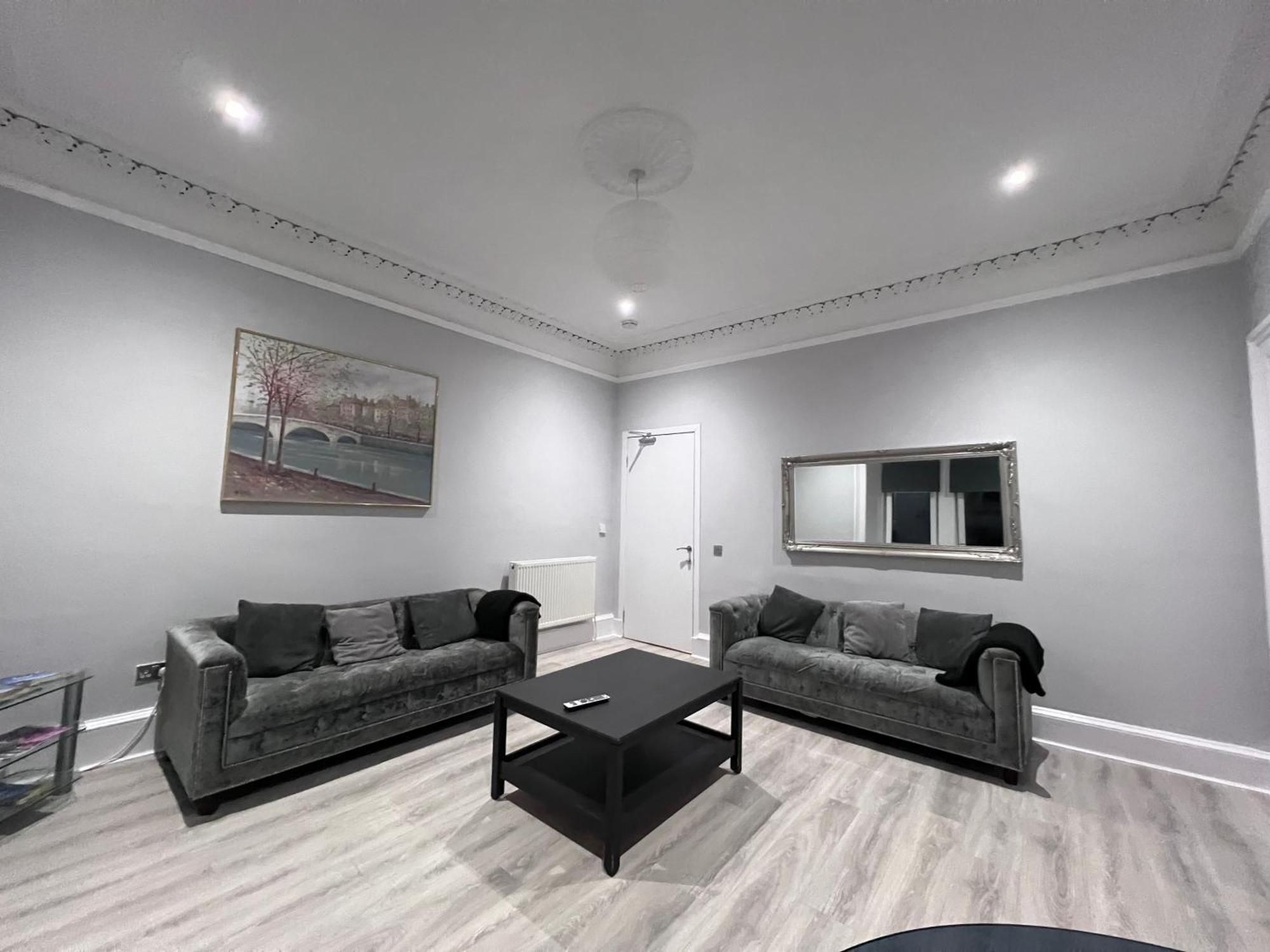 Lovely 4 Bedroom 2Nd Floor Walk Up Apartment เอดินบะระ ภายนอก รูปภาพ